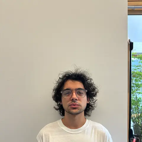 Ritratto di un membro del team su fondo bianco