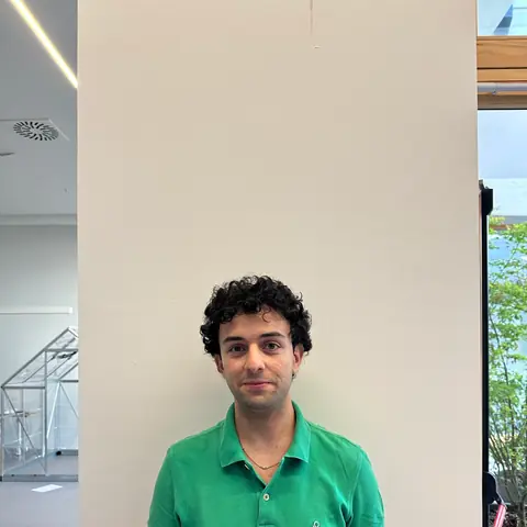 Ritratto di un membro del team su fondo bianco