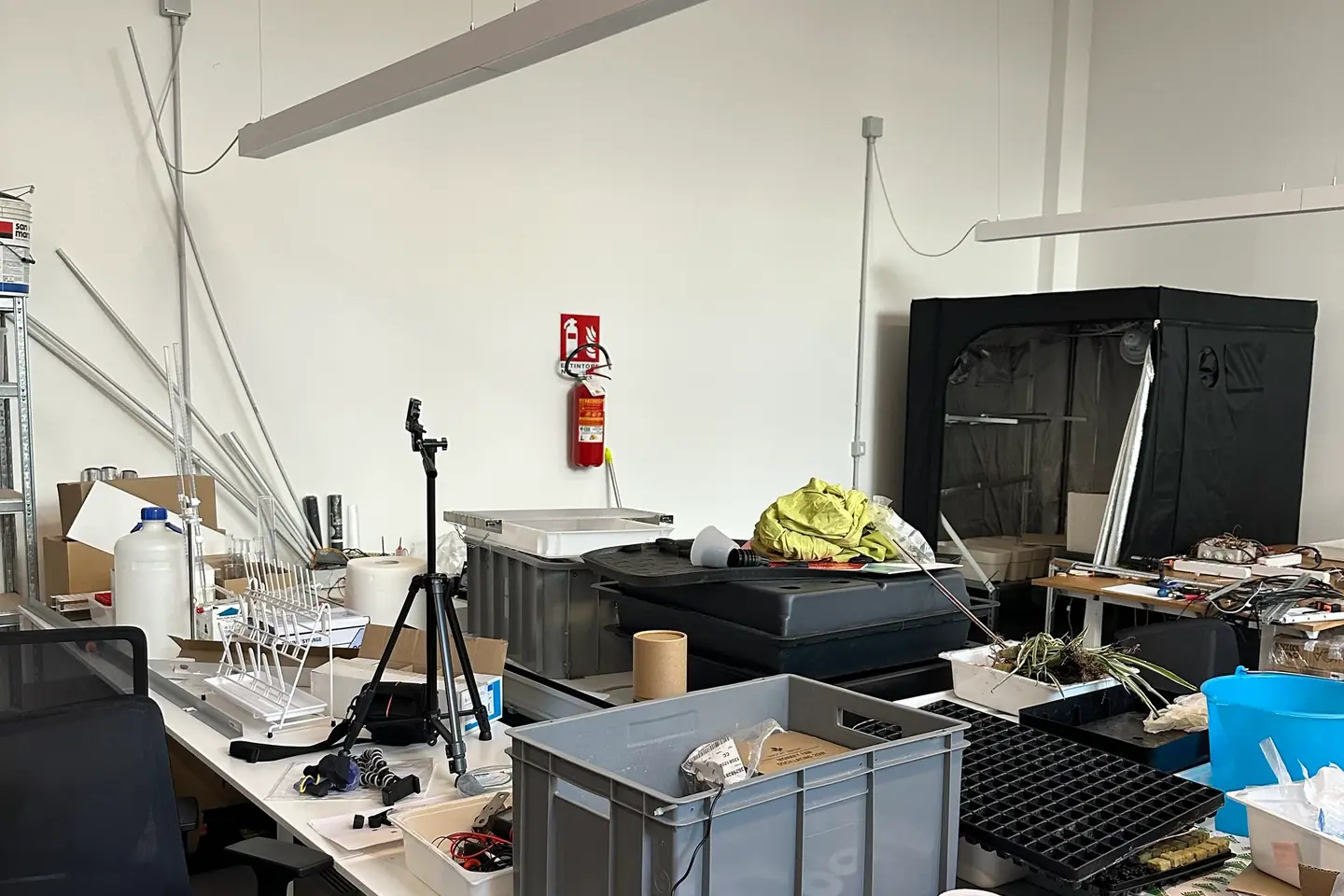 Il banco del laboratorio, con attrezzi e prototipi