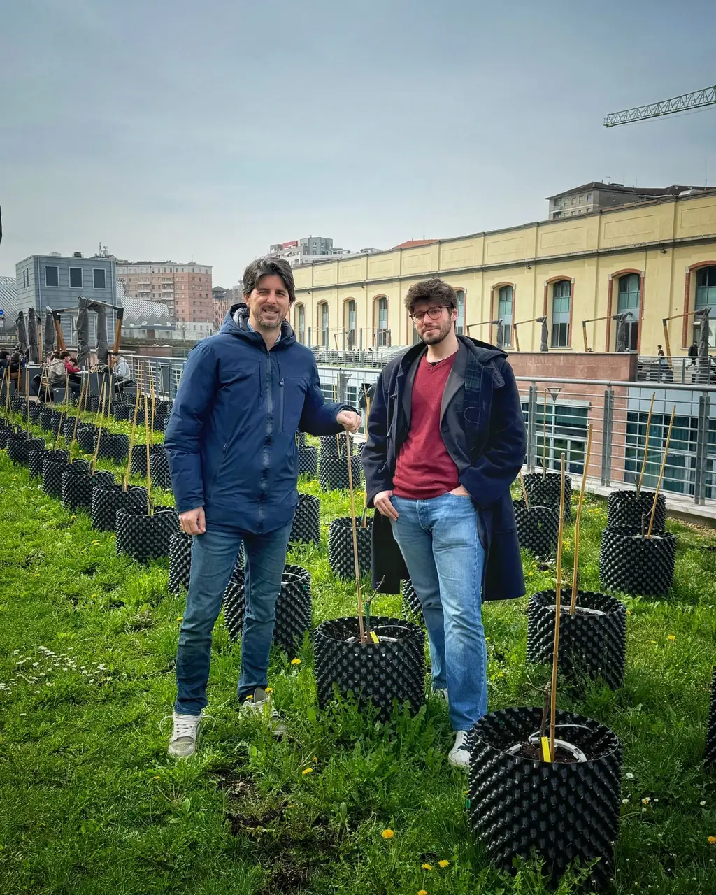 Due fondatori sul tetto verde del campus, tra i vasi