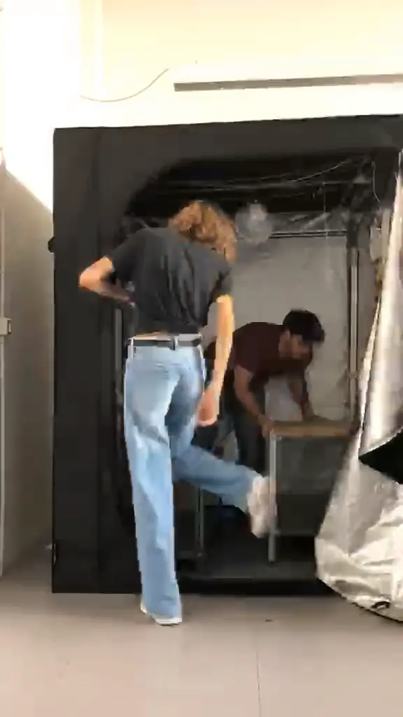 Membri del team montano la struttura interna di una growbox a tenda